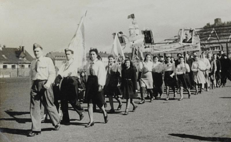Les mouvements de jeunesse sionistes dans le camp de personnes déplacées de Wetzlar lors d'une manifestation. Moshe défile en tête de la parade.