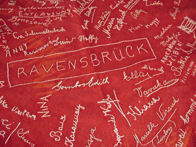 Pedazo de tela sobrante de una badera Nazi, firmado por muejres prisioneras en Ravensbrück, que incluye a Hetty Voute y a Gisela Wieberdink-Soehnlein.
