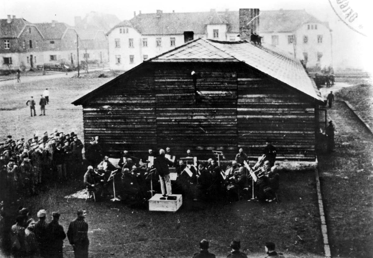 Das Auschwitz-Lagerorchester spielt zum Arbeitsbeginn, Sommer 1941.