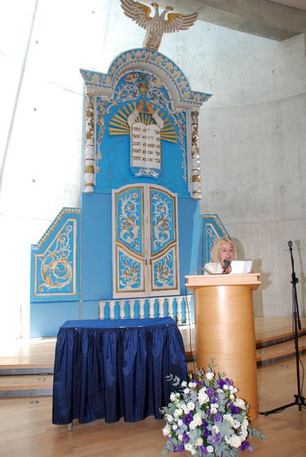 צלינה מדברת בטקס הענקת אות חסידי אומות העולם לבני הזוג קורסאק ומיכאלובסקי, יוני 2007