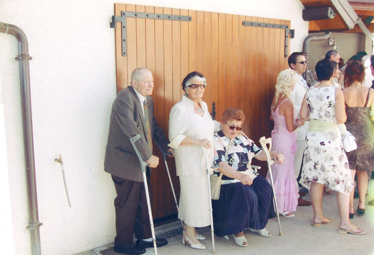 Berthe Badehi, avec Marcel Massonnat et sa femme Thérèse, lors d'un événement familial en France, en 1995