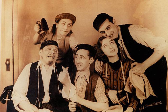זישה כץ וחברי תיאטרון היידיש הנודד במהלך מסע ההופעות בניו יורק, 1939