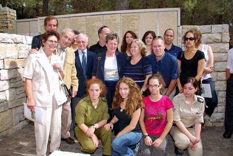 Эхуд Лев, спасенный Луизой Роже, со своей семьей и внуками спасительницы у стены Почета в саду Праведников