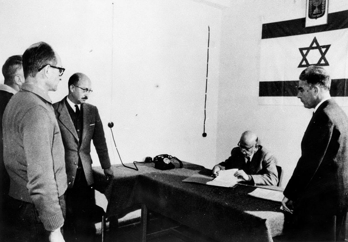 Eichmann ante un juez israelí emitiendo su orden de arresto, 1960