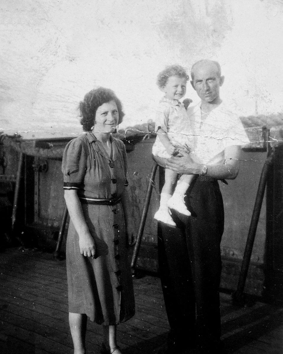 Familie Wolf auf dem Schiff nach Südamerika, 1939