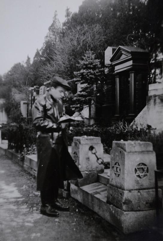 Leo-Yehuda Knesbach besucht das Grab von Benjamin Ze'ev Herzl auf dem Wiener Friedhof vor seiner Einwanderung nach Eretz Israel. Herzls Überreste wurden später nach Jerusalem gebracht.