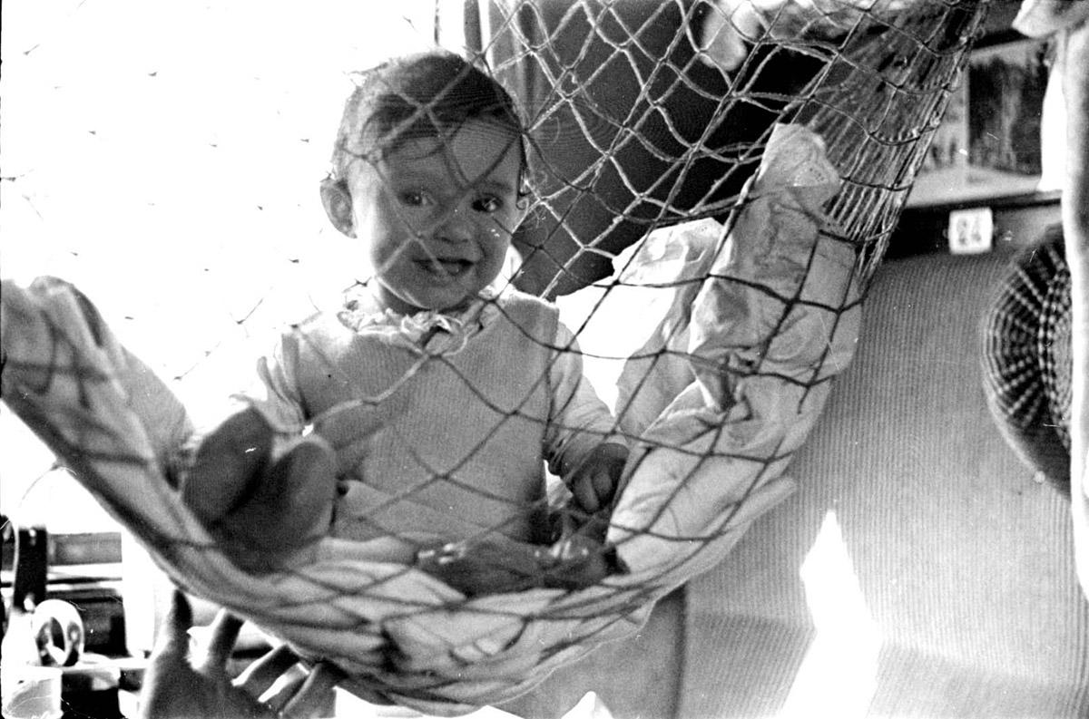 Un bébé dans son hamac, à bord du “Train des 700”, septembre 1936.