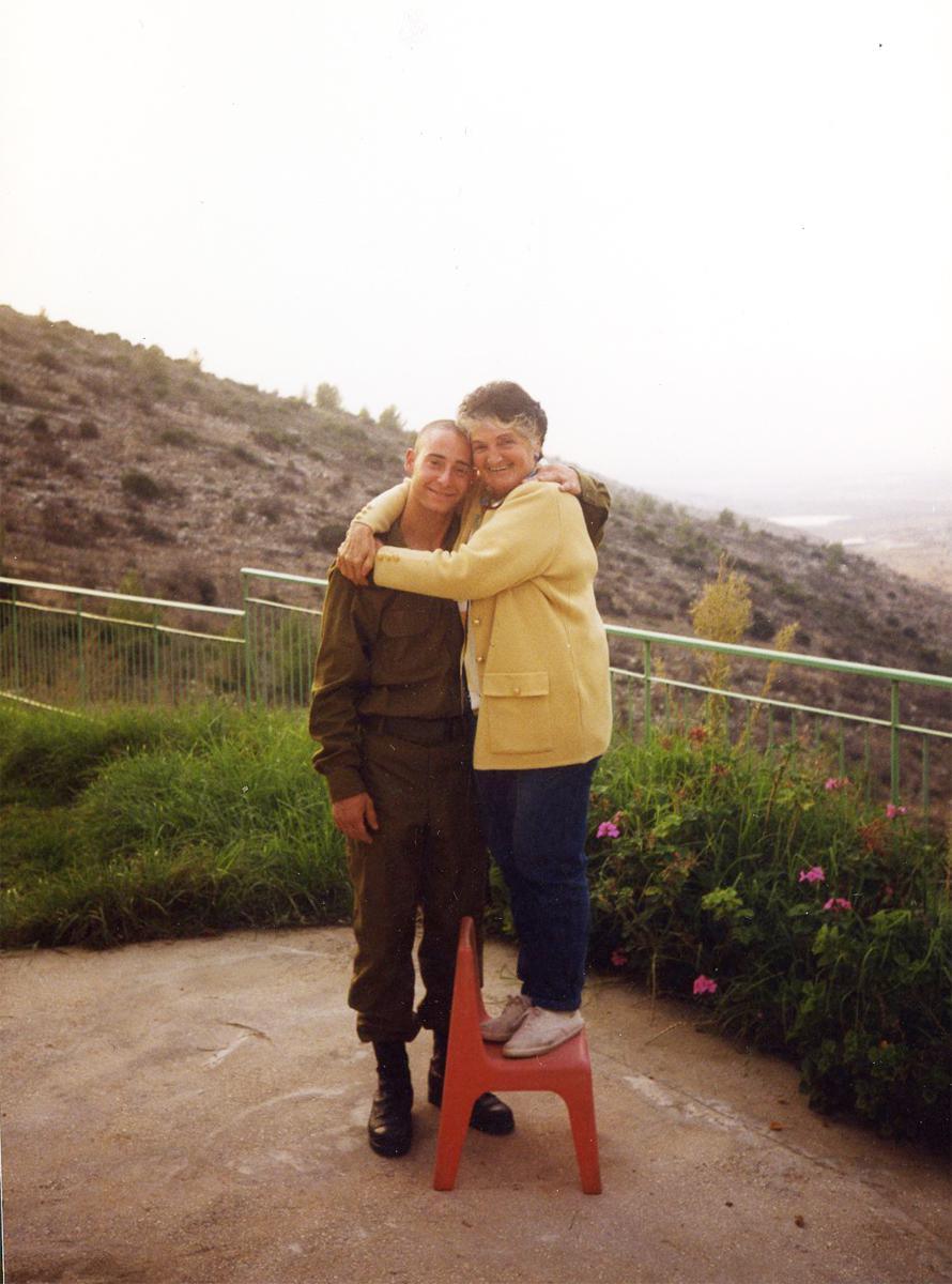 Berthe Badehi en 2002 avec son petit-fils Gil, mort peu de temps après lors de l'opération Homat Maguen