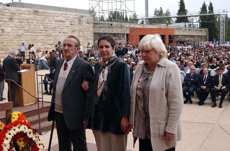 Ivan Vranetic lays a wreath on behalf of the Organization of Righteous Among the Nations in Israel, Holocaust Remembrance Day, Yad Vashem, 2004