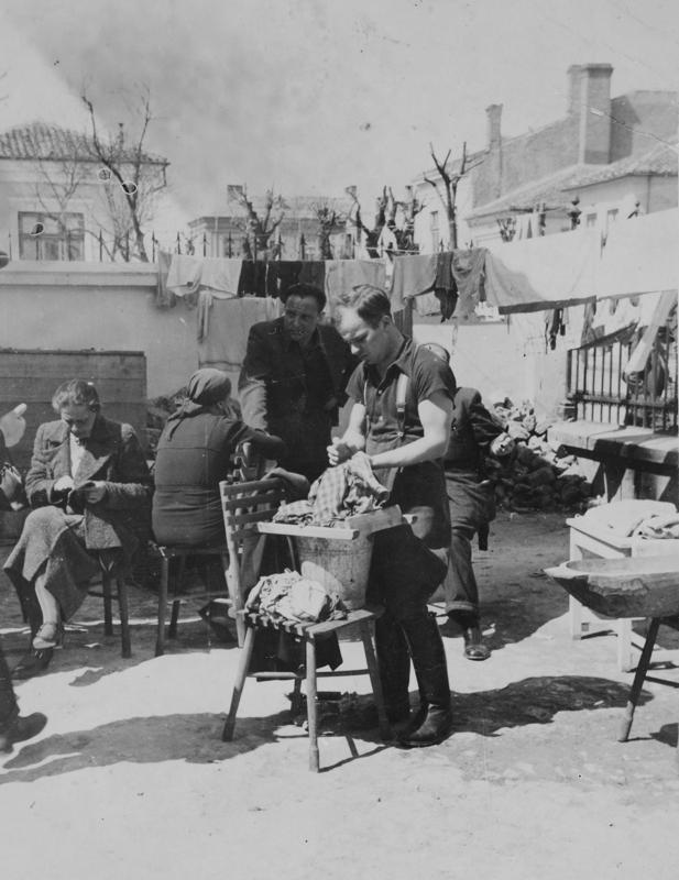 Leo-Yehuda Knesbach (später Ben-Yehoshua) im Flüchtlingszentrum in Rumänien vor seiner Einwanderung nach Eretz Israel, 1939.