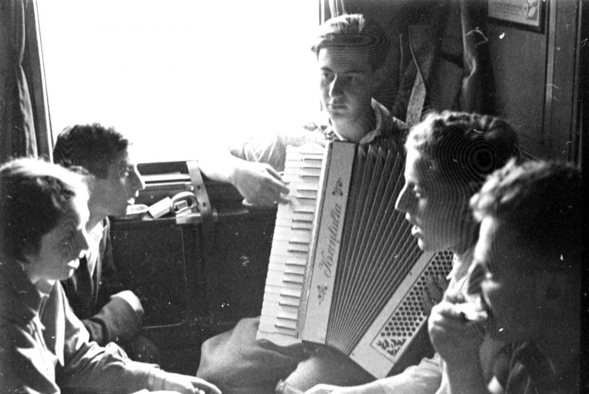 Dos jóvenes cantando a bordo del «Tren de los 700», septiembre de 1936
