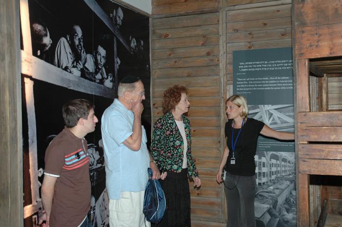 טובי לוין, אחיה ג'ק ואסף טל - קרוב משפחה שהתגלה לאחרונה - במוזיאון לתולדות השואה ביד ושם 