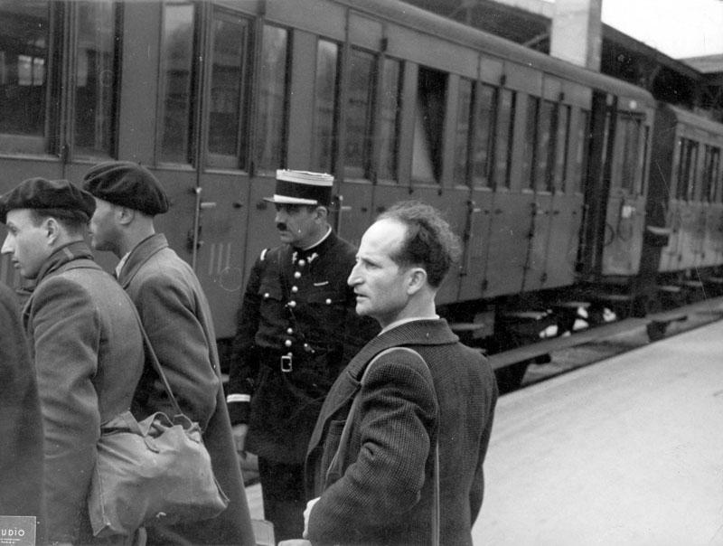 Paris, 14 mai 1941. Déportation de 5 000 Juifs étrangers vers les camps de Pithiviers et de Beaune-la-Rolande, d'où la plupart seront déportés à Auschwitz en juin et juillet 1942.