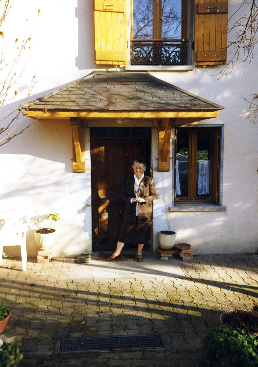 Berthe Badehi devant la maison Mayan de la famille Massonnat, au Montcel, en 1997