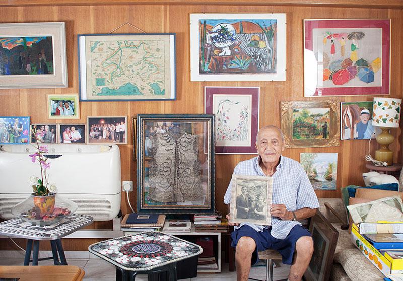 Marcel Levy en su casa con los artefactos que donó a Yad Vashem