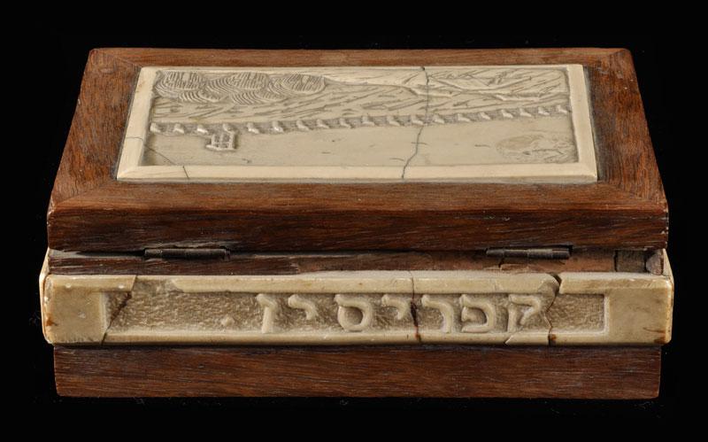 The jewelry box that Jacob Ferstenberg made for his wife Devorah when they were interned in Cyprus