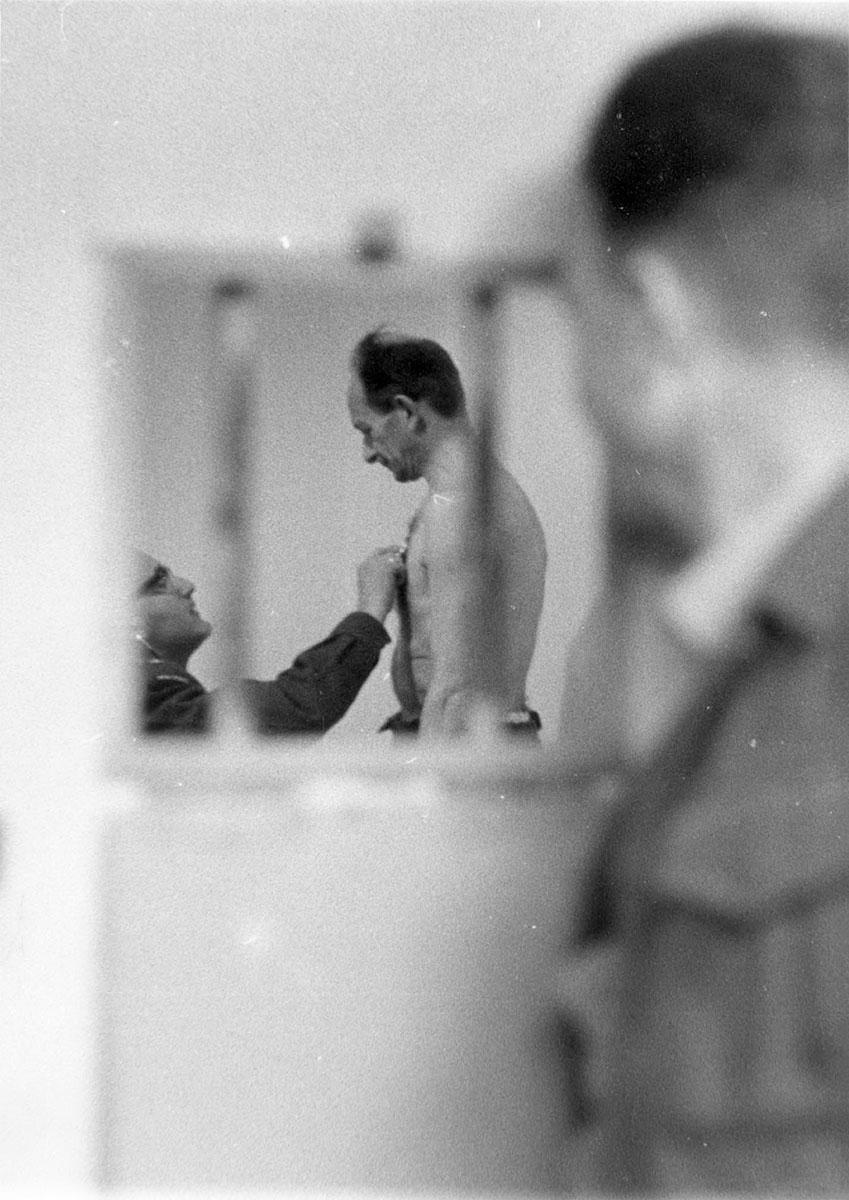Reconocimiento médico de Eichmann en su celda de prisión, 1960
