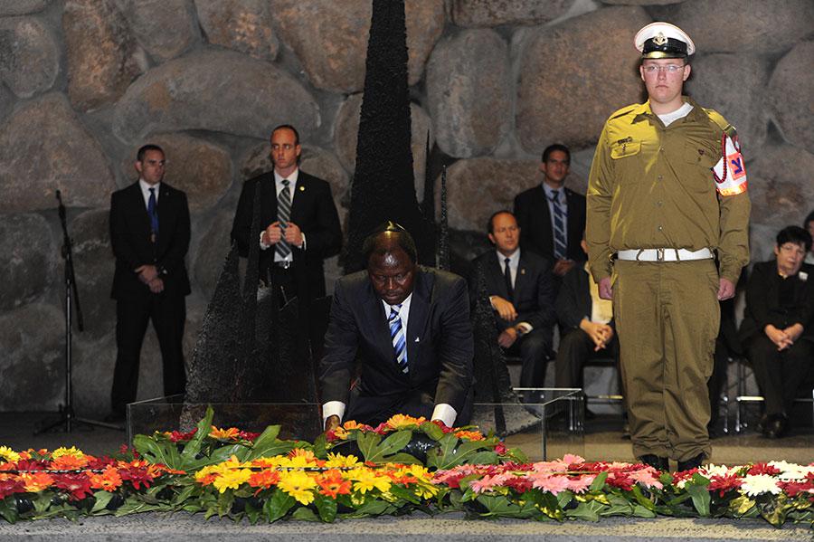 זקן הסגל הדיפלומטי, מר הנרי אטונדי אסומבה, בטקס הנחת הזרים ביד ושם, 16/04/2015