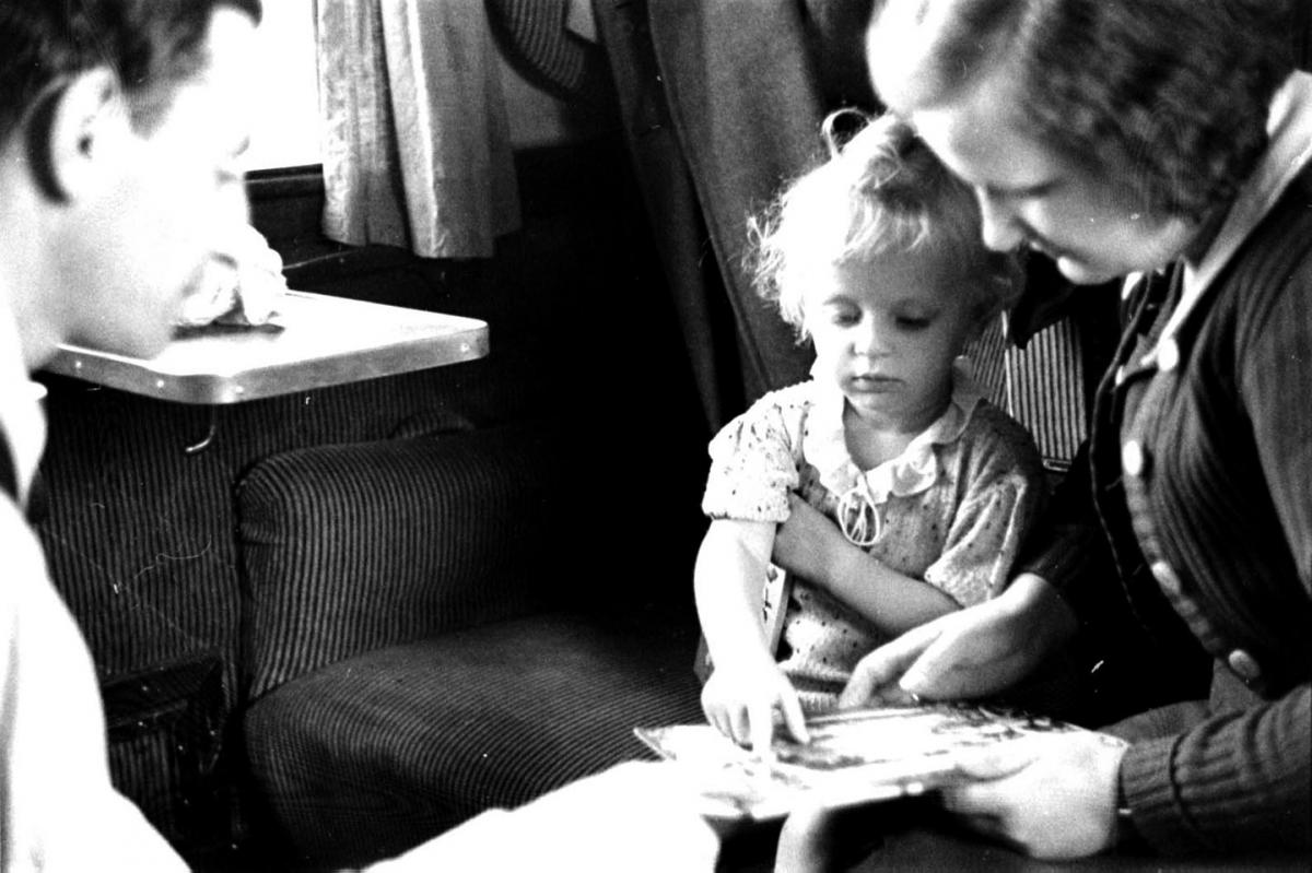 Une mère raconte une histoire à son jeune enfant, à bord du “Train des 700”, septembre 1936.