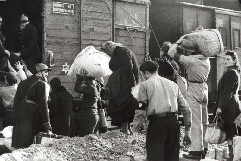 Marseille, France. Des Juifs contraints par des policiers français à monter à bord d'un train de déportation à Gare d'Arenc le 24 janvier 1943.
