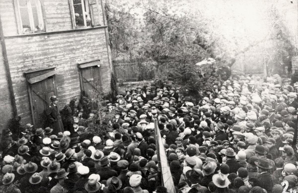 המונים בעת הנחת אבן הפינה לבניין ייוו&quot;א, אוקטובר 1939