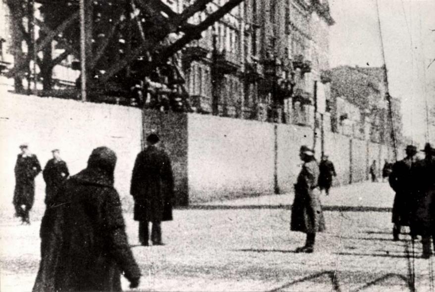 Un centinela alemán frente al muro del gueto de Varsovia, febrero de 1943