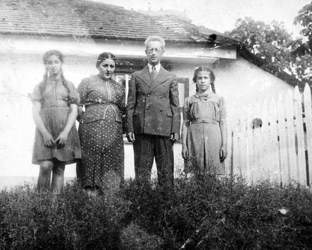 The Warkowicki family. From right to left: Frida, Shmuel, Ita and Luba. Łuck, Poland, 1938