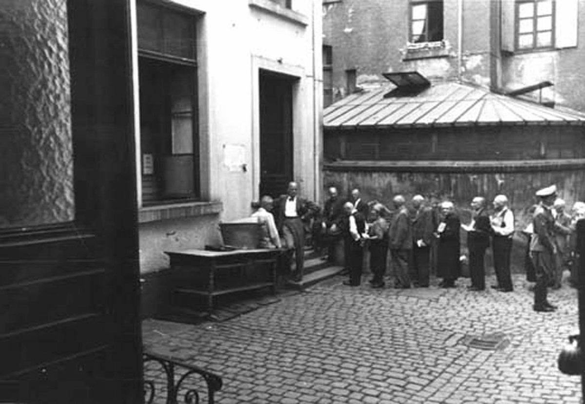 Preparativos para la deportación de los judíos de Wiesbaden y los alrededores. Judíos haciendo cola en el patio de la sinagoga de Friedrichstrasse a la espera de ser registrados.