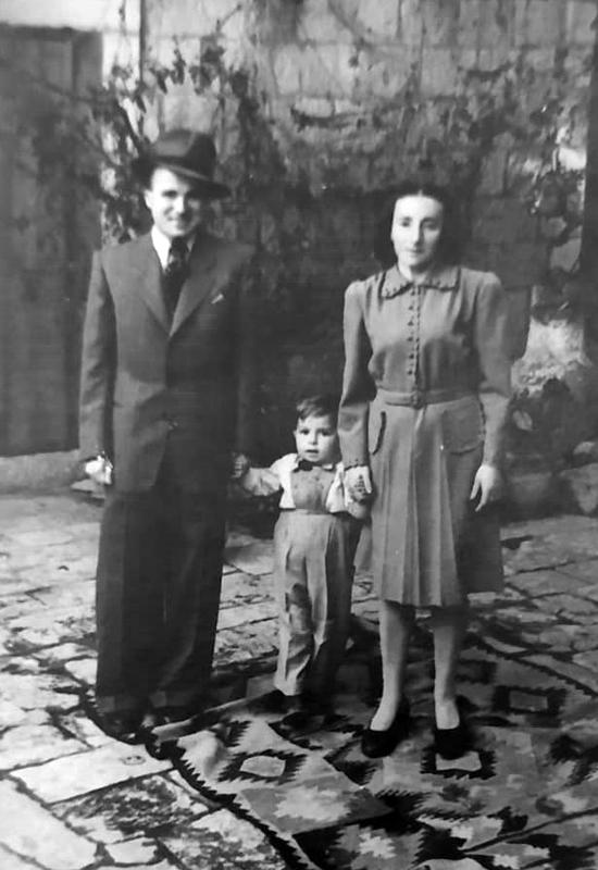 Leo und Jaffa Knesbach (später Ben-Yehoshua) und ihr Sohn Herzl, Jerusalem, 1942