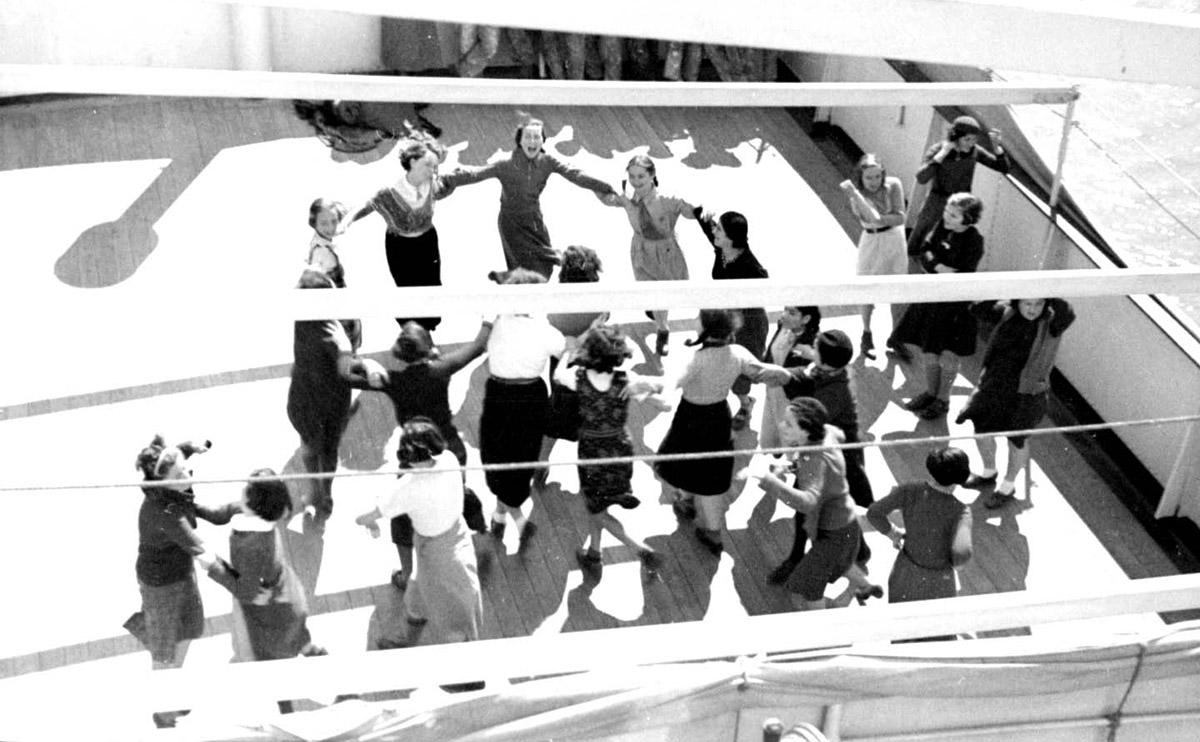 Jóvenes bailando en la cubierta del «Patria» hacia la tierra de Israel, como parte de la Operación «de los 700», septiembre de 1936