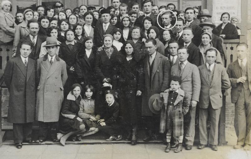 The photograph of the Jews of Ciechocinek that accompanied the newspaper article, in which Ela identified her father Haim Leib (circled)