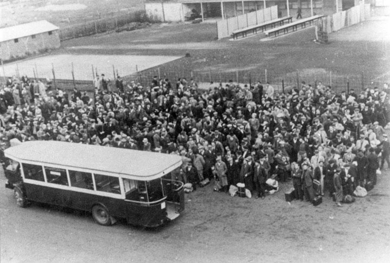 20 août 1941. La police française et la police militaire allemande procèdent à la déportation des Juifs en autobus vers le camp de concentration de Drancy.