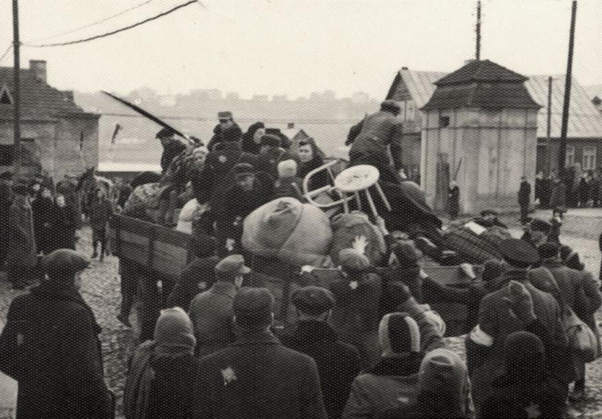 Judíos subiendo a camiones con su equipaje durante una deportación del gueto de Kovno, octubre de  1943