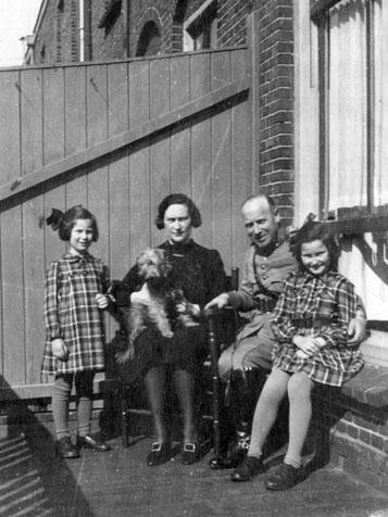 מימין לשמאל: לינקה, אביה, אמה, כלב המשפחה ורחל, לפני המלחמה
