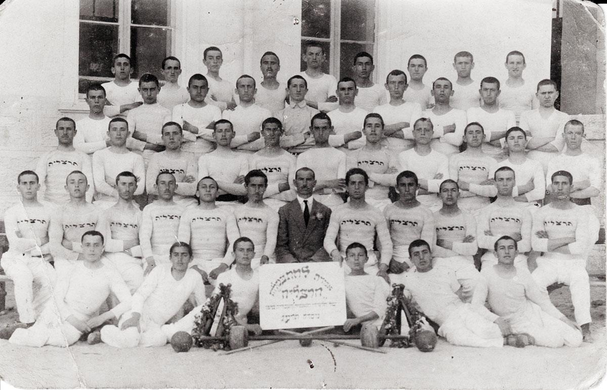   L'équipe sportive du lycée HaGymnasia HaIvrit d'Herzliya, en 5773 (1912-1913). Yehoshoua Lifshitz est le premier à gauche, deuxième rangée en partant du bas