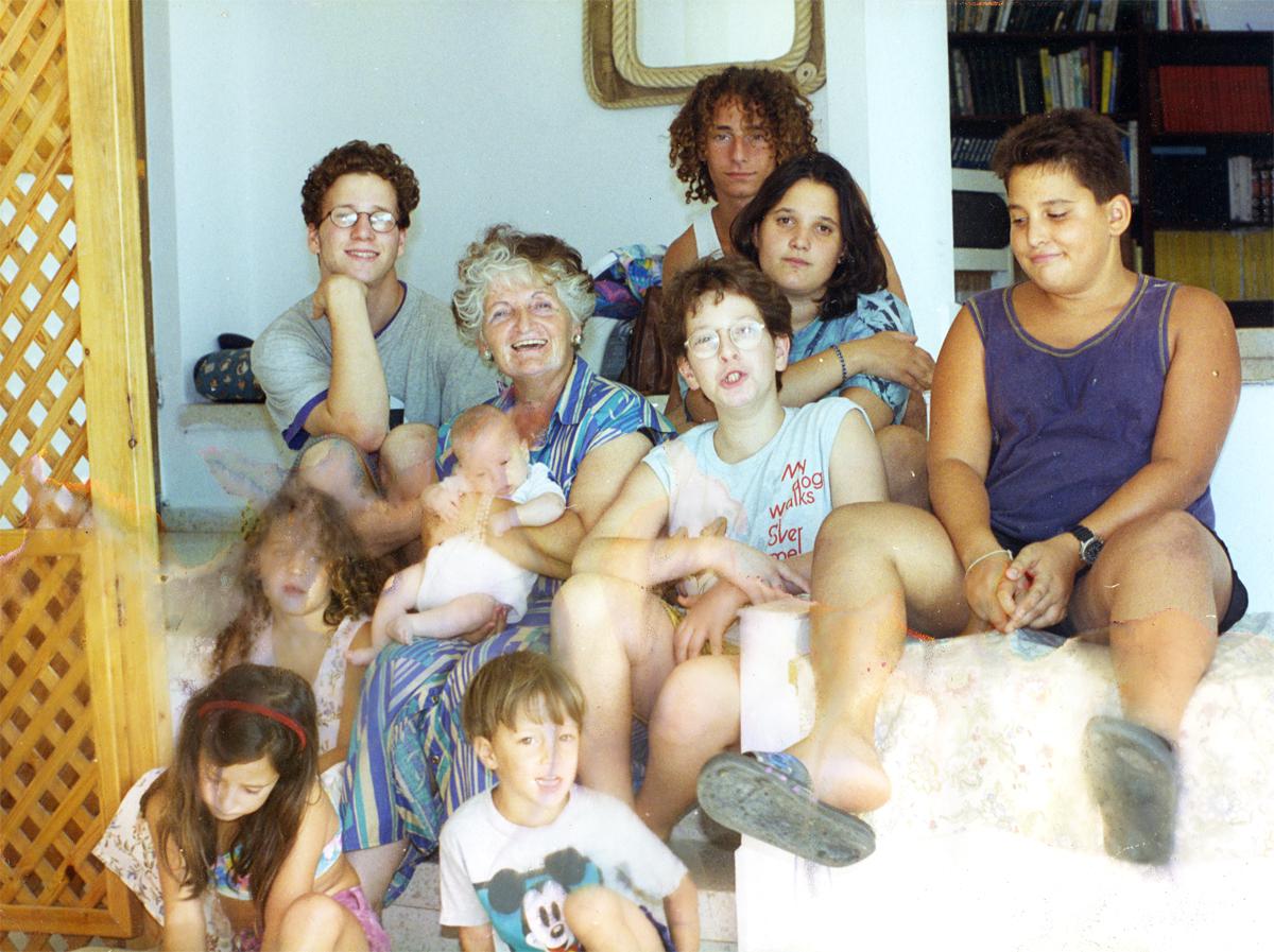 Berthe Badehi entourée de ses 9 petits-enfants, dans les années 1990