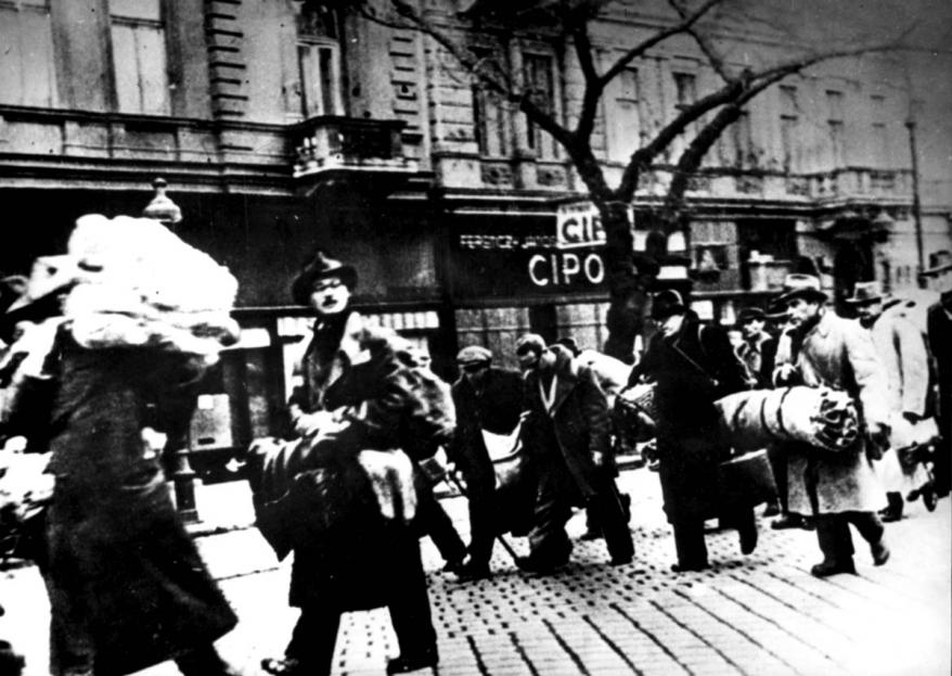Judíos salvados a último momento de la deportación en Budapest, Hungría, noviembre de 1944