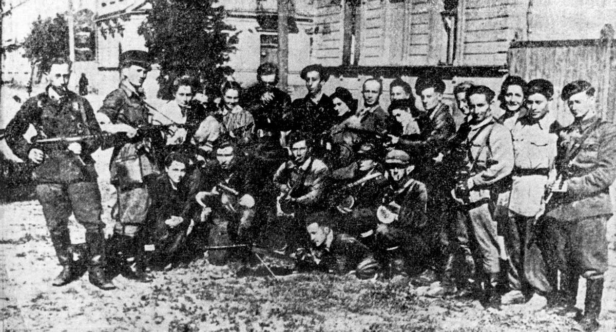 Jewish partisans who fought in the Rudniki Forest, in the city center after liberation. Vilna, 14 July 1944