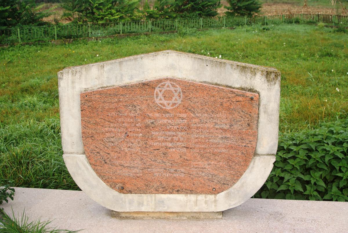 Denkmal für diejenigen, die 1941 von den Deutschen im Dorf Zasavica, Jugoslawien, heute Serbien, ermordet wurden. Veteranen der jugoslawischen Partisanenorganisation errichteten das Denkmal 1967.