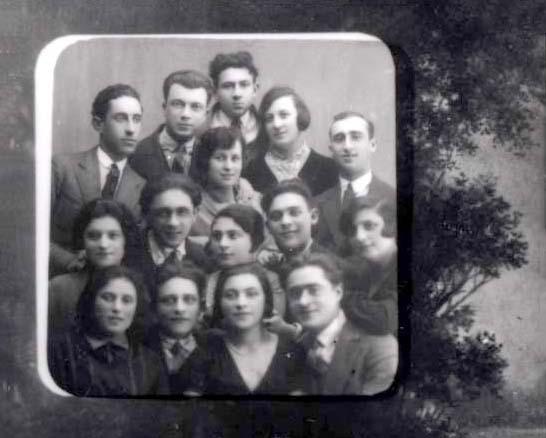 חברי החוג הדרמתי במיר, 1927. שמחה רזניק – שורה קדמית, שני משמאל