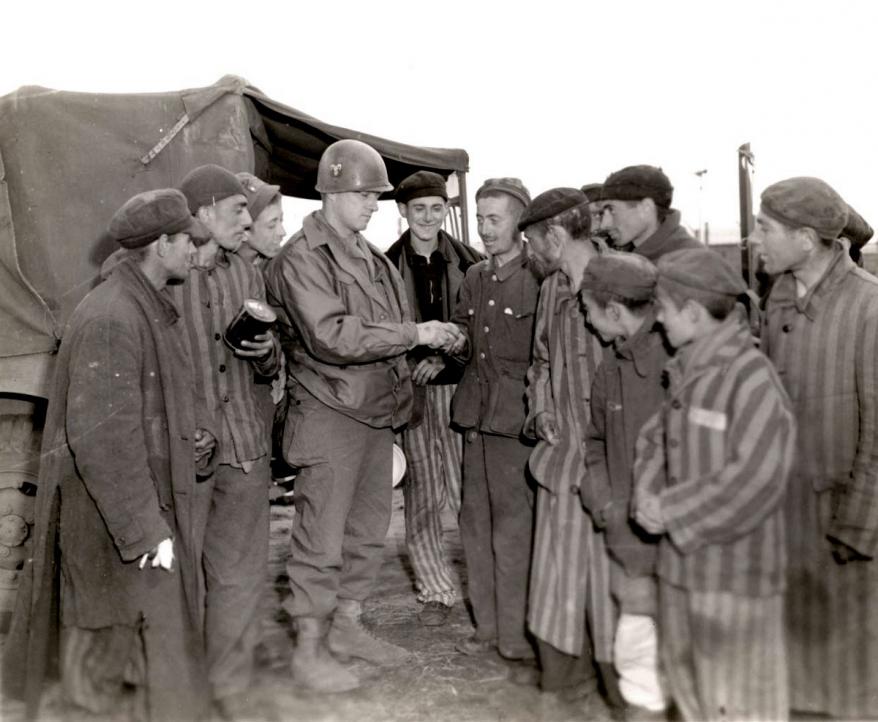 El soldado Hershel Wright del ejército estadounidense repartiendo naranjas a los famélicos prisioneros del campo de concentración de Wöbbelin, 5 de mayo de 1945