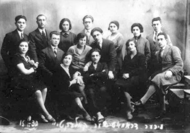 חברי החוג הדרמתי במיר, 1930. שמחה רזניק – שורה ראשונה במרכז