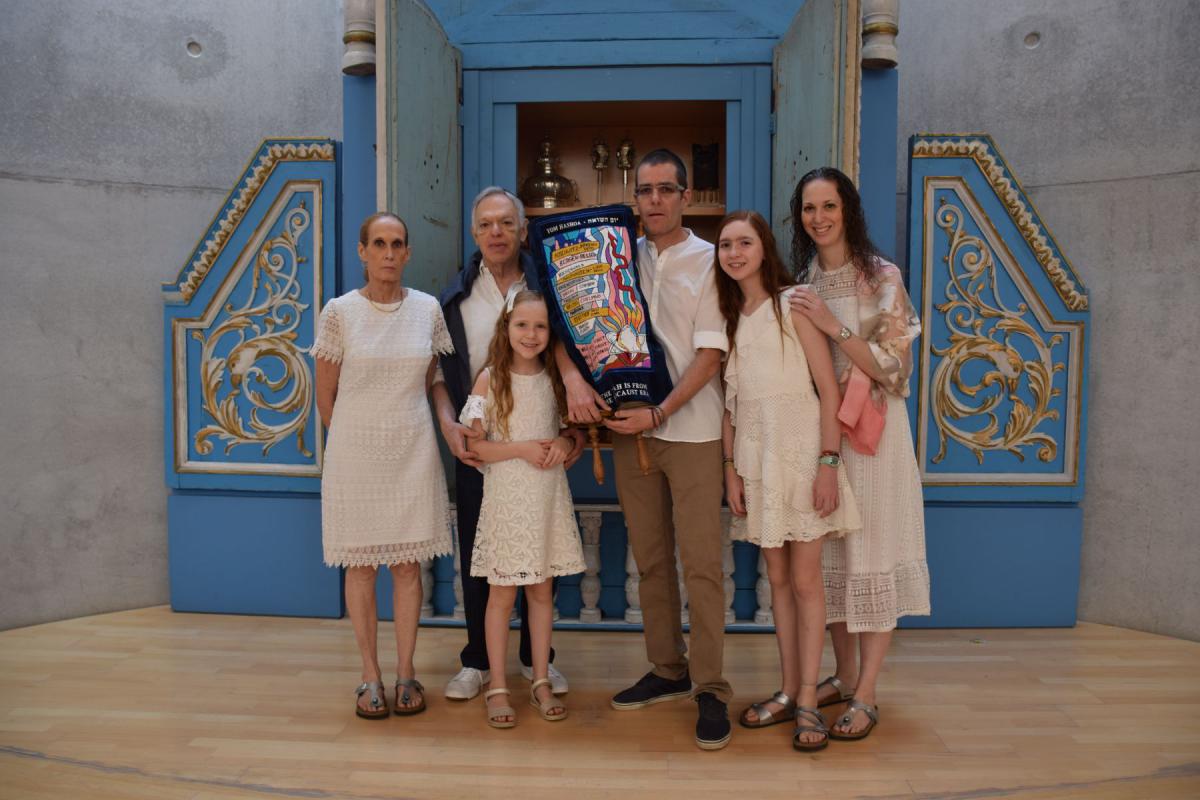 Ariela Buchwald de México junto a sus padres Alex y Aliza, sus abuelos Jaime y Mina Jerusalmi y su hermana Liat en la Sinagoga de Yad Vashem.