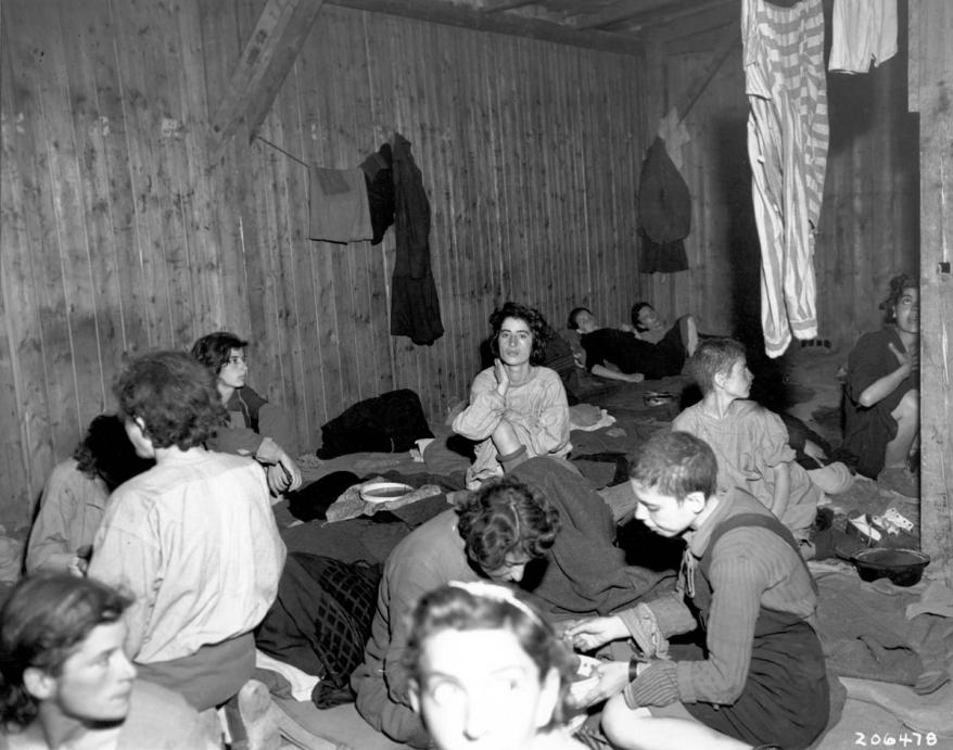 Mujeres en las barracas del campo de concentración de Gusen después de la liberación, mayo de 1945