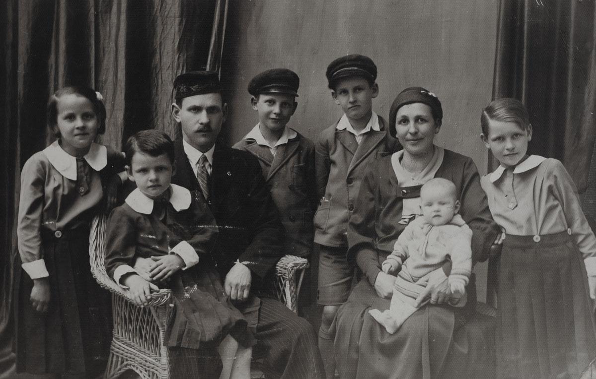 Paul y Sara Neuwirth, con cinco de sus seis hijos. Győr, Hungría, antes de la guerra