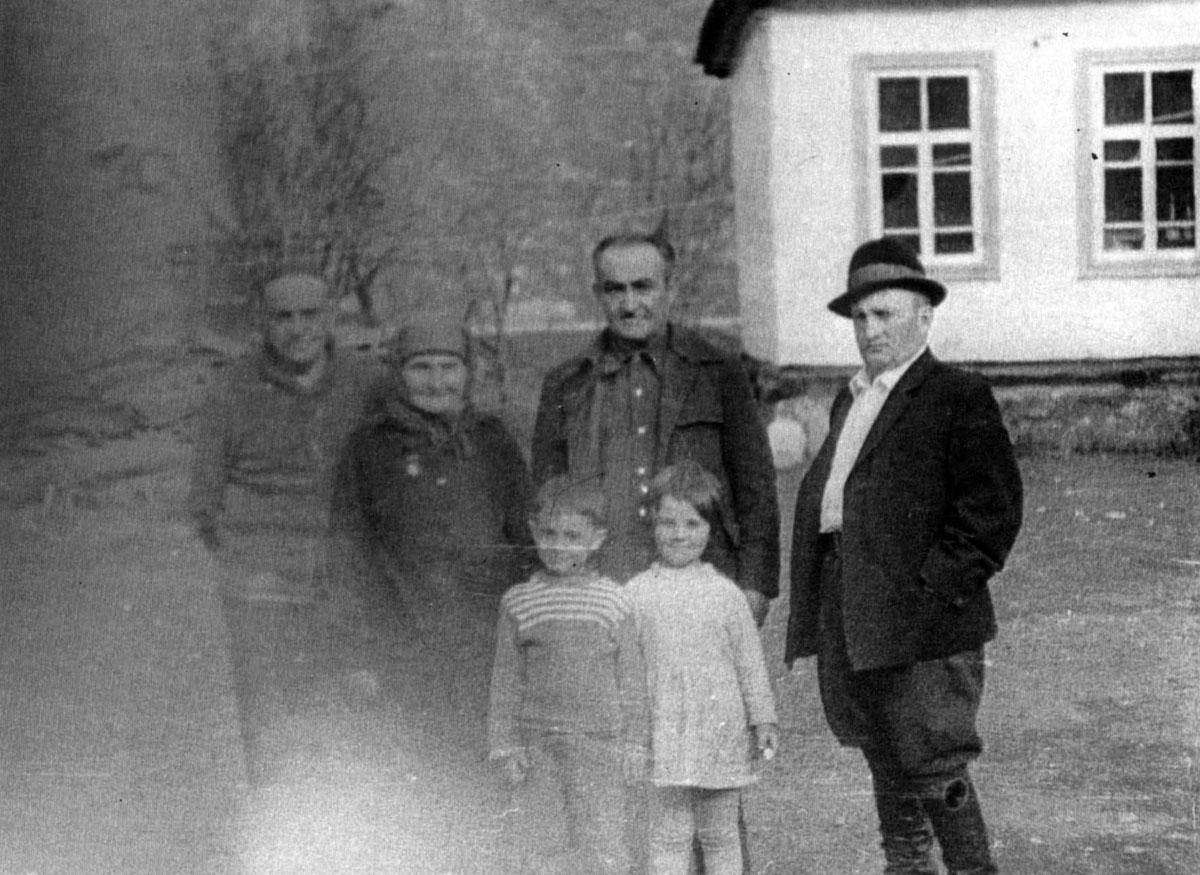 Фердаус Халамлиева с сыновьями Корнеем, Мухтаром и Русланом