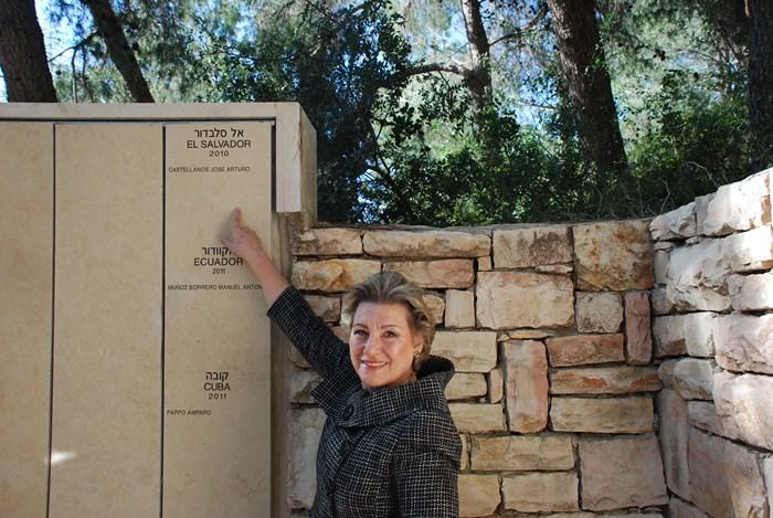 Frieda Castellanos, hija del Justo, en el Jardín de los Justos, Yad Vashem, 20 de febrero de 2013