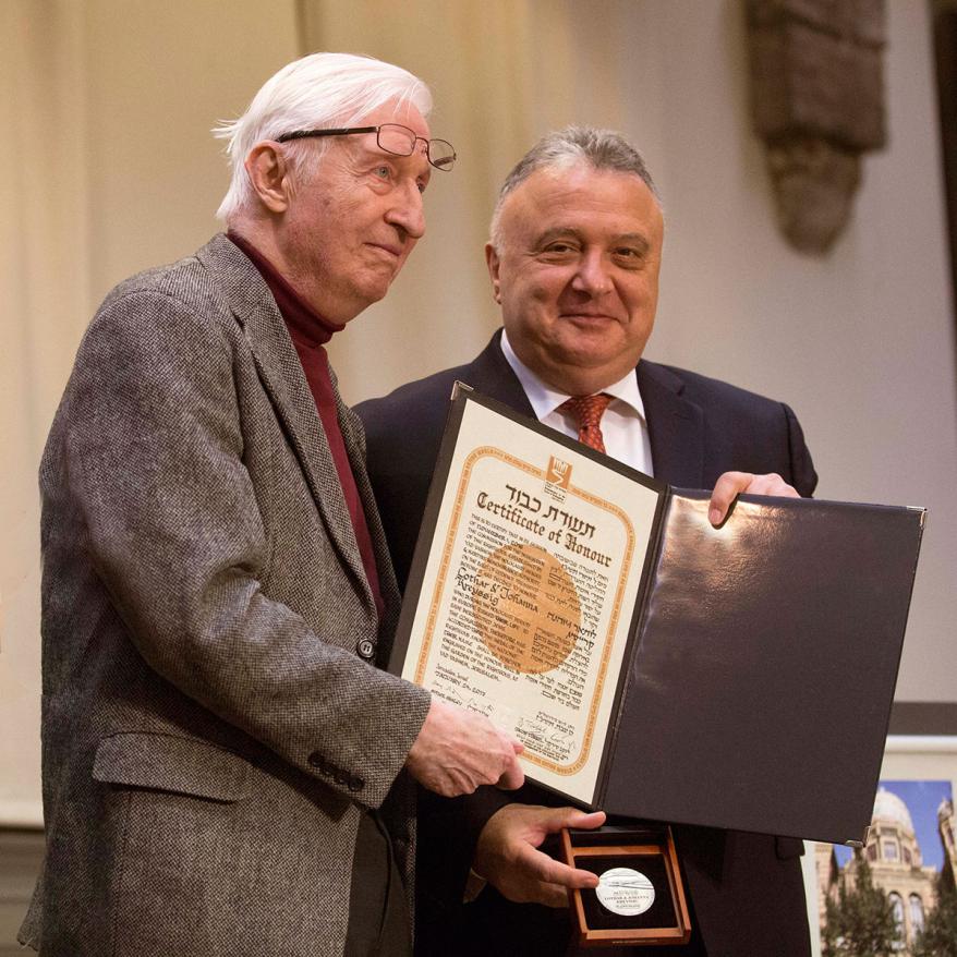 Der israelische Botschafter Jeremy Issacharoff (rechts) überreicht die Medaille und Auszeinung an Jochen Kreyssig, den Sohn der Gerechten unter den Völkern Johanna und Lothar Kreyssig