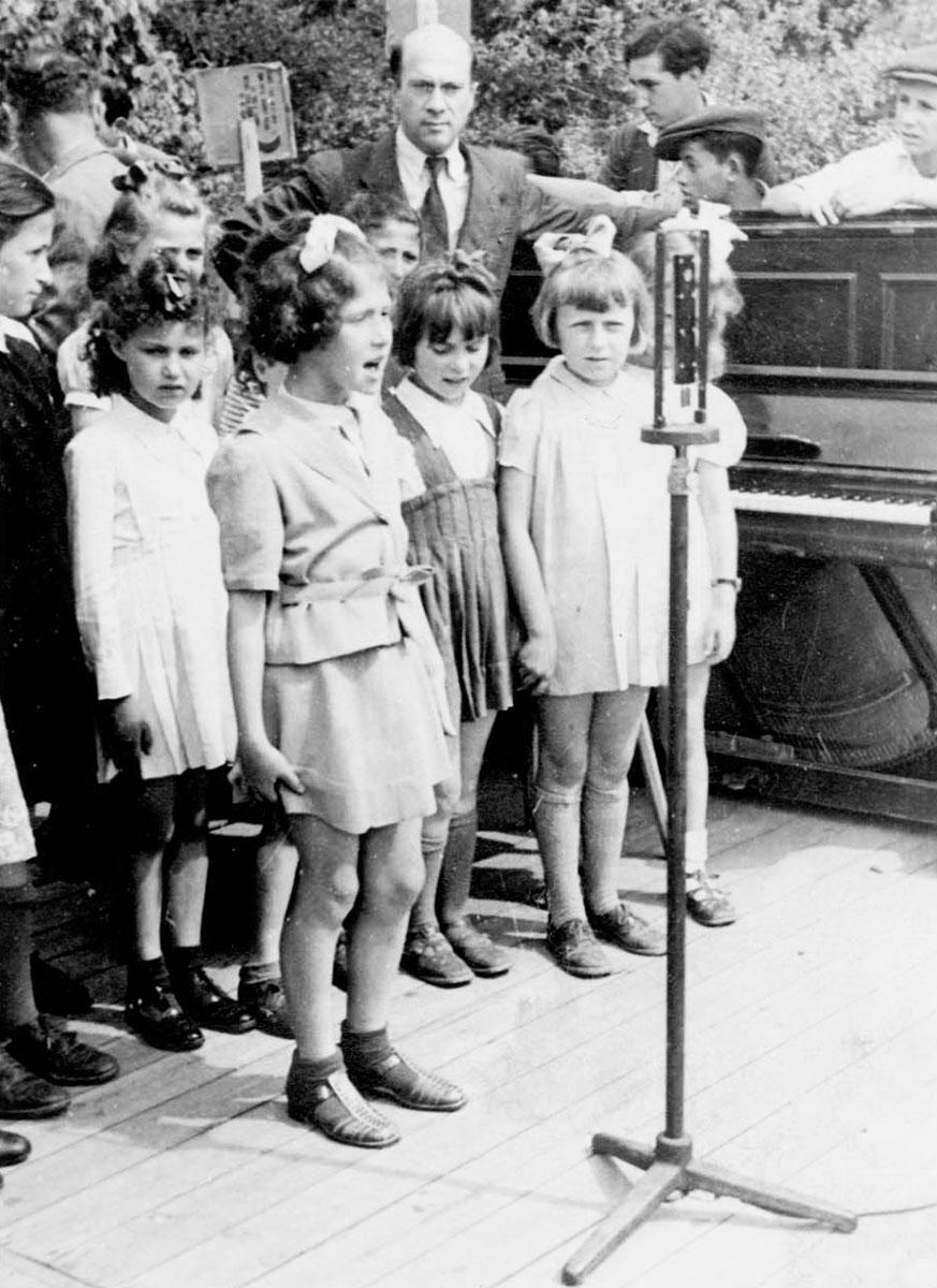 Prestation musicale lors de Shavouot, au camp de Leipheim, 1947