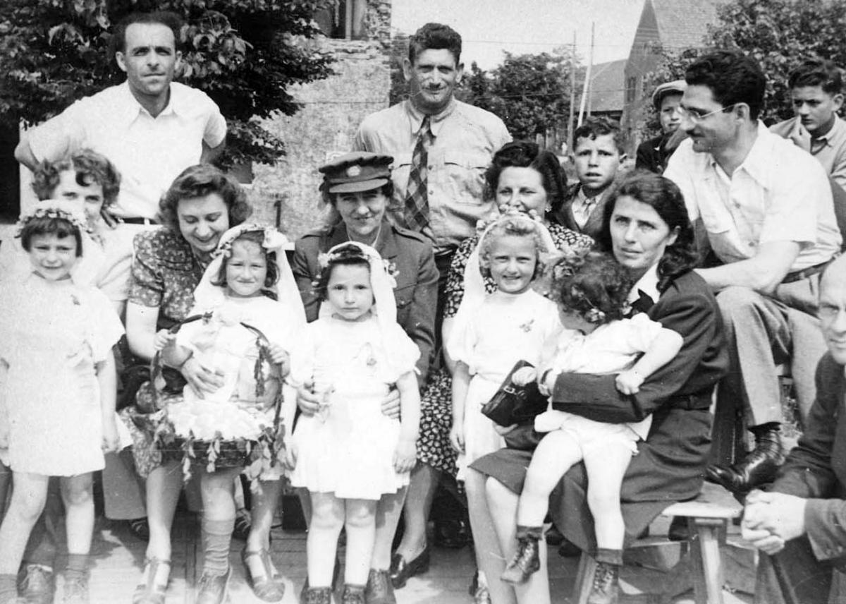 Parents et enfants lors des festivités de Shavouot (Pentecôte) dans le camp de Leipheim, 1947